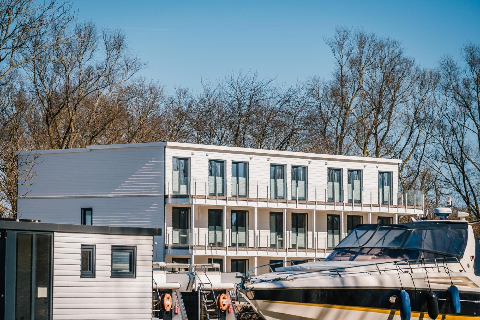 Marina Martinshafen - Lotsenhaus Hotell Neuhof  Exteriör bild